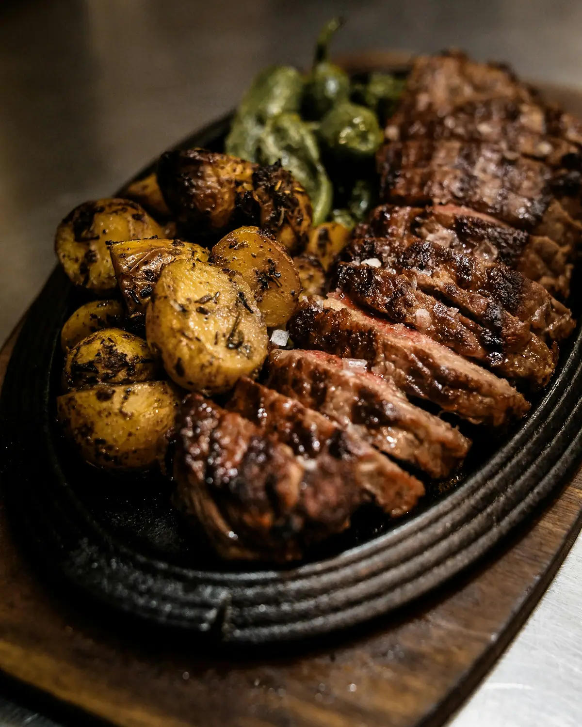 Gegrilltes Steak mit Ofenkartoffeln in einer Pfanne