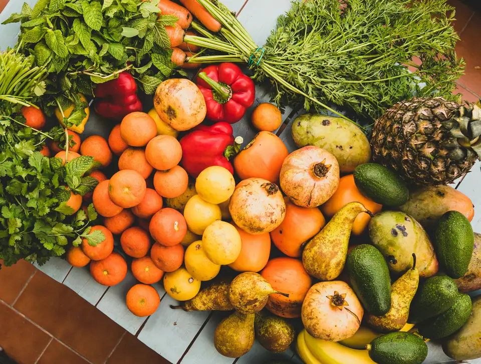 Buntes Obst und Gemüse dicht nebeneinander